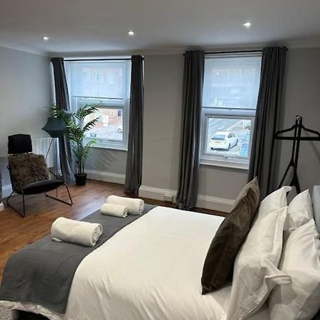High Wycombe Centre- 2 Bed Flat Appartement Buitenkant foto