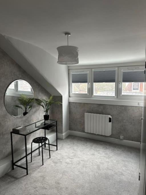 High Wycombe Centre- 2 Bed Flat Appartement Buitenkant foto