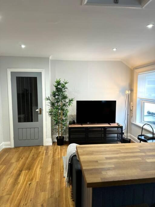 High Wycombe Centre- 2 Bed Flat Appartement Buitenkant foto