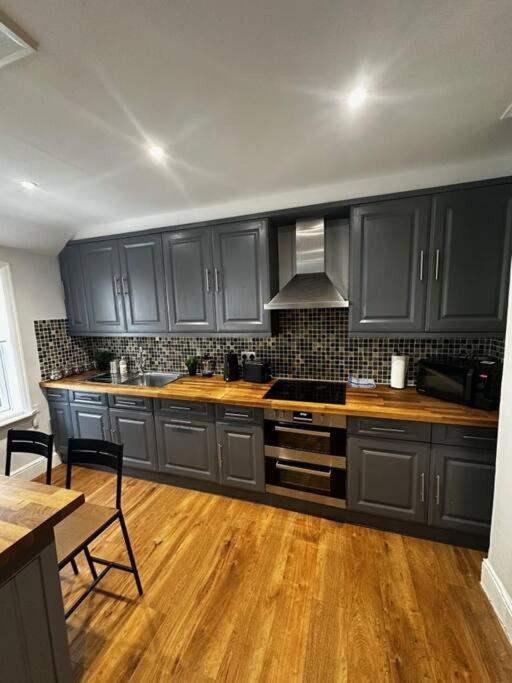 High Wycombe Centre- 2 Bed Flat Appartement Buitenkant foto