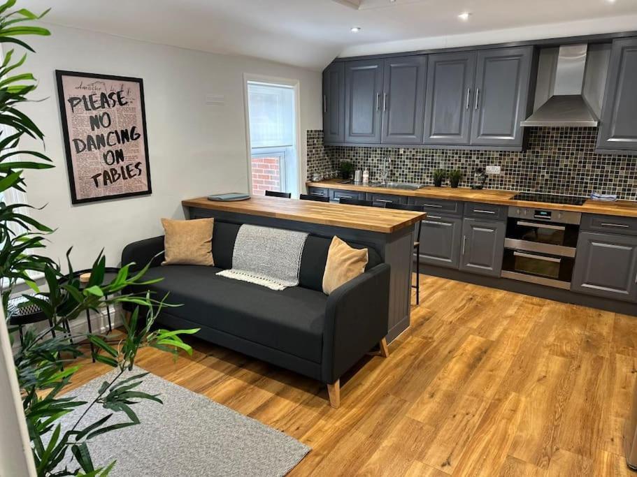 High Wycombe Centre- 2 Bed Flat Appartement Buitenkant foto